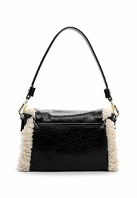 Borsa a mano in pelle nera con dettagli in finta pelliccia crema, forma rettangolare, manico corto e dettagli in metallo dorato.