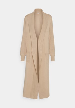 Beige gebreide cardigan met een sjaalkraag, open voorkant, geribde mouwboorden en twee voorzakken. Soepele textuur en lange ontwerp.