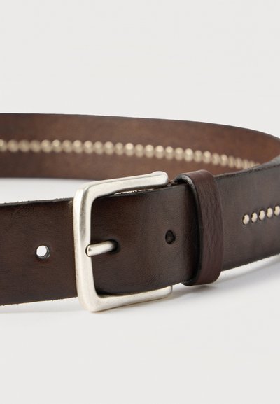 Ceinture en cuir marron foncé avec boucle rectangulaire argentée et ligne de petits clous métalliques ronds le long de sa longueur.