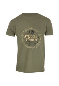 Zelenoolivové bavlněné tričko s centráln�ím designem, na kterém je text "Středozem" ve stylizovaném zlatém písmu a ornamentálním písmu.
