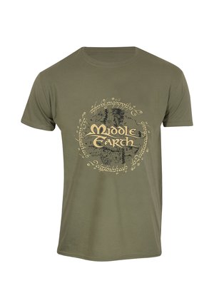 Zelenoolivové bavlněné tričko s centrálním designem, na kterém je text "Středozem" ve stylizovaném zlatém písmu a ornamentálním písmu.