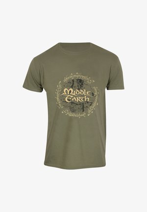 Olijfgroen katoenen t-shirt met een centraal ontwerp waarop de tekst "Middle Earth" staat in gestileerde gouden letters en een sierlijk schrift.
