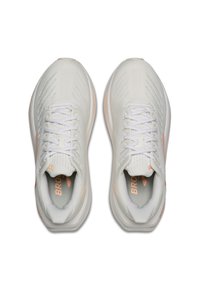 Ein Paar weiße Laufschuhe mit hellrosa Akzenten, Netzoberteil, geschnürten Schnürsenkeln und gepolsterten Sohlen, von oben auf einem weißen Hintergrund betrachtet.