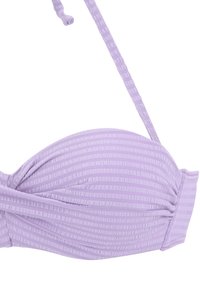 Top bikini rigato viola con sottili spalline regolabili, caratterizzato da un design frontale attorcigliato e dettagli minimalisti. Tessuto morbido e materiale leggero.
