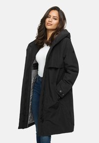 Zwarte, lange parka met een capuchon, ritsluiting en zijzakken. Heeft een gladde textuur en een grijze voering. Praktisch en warm ontwerp.