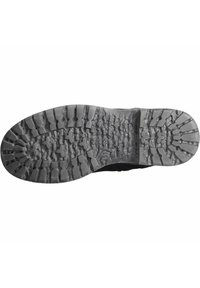 Schwarze Schuhsohle mit einer texturierten GummOberfläche, tiefen Profilrillen und unregelmäßigen Mustern für besseren Halt. Verstärkte Ferse für Langlebigkeit.