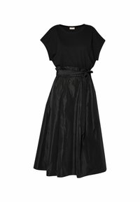 Robe noire avec un haut ajusté à manches courtes et une jupe fluide. La taille est cintrée par une ceinture en tissu assorti.