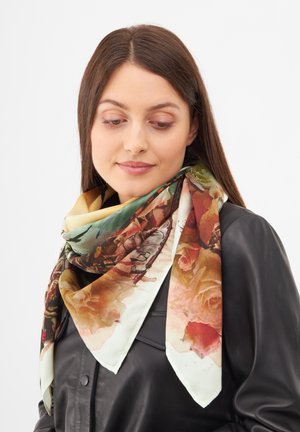 Écharpe en soie ornée d'un imprimé floral dans des teintes de pêche, de vert et de jaune. De forme triangulaire avec une texture douce et des bords arrondis, elle se porte autour du cou.