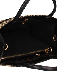 Borsa a tracolla con stampa leopardata, manici in pelle nera, mostra l'interno con foderatura nera, tasca con zip dorata e dettagli in oro.