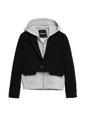 Schwarzer, kurz geschnittener Blazer mit einem grauen Hoodie darunter. Verfügt über einen einzelnen Knopf, Fronttaschen und einen Reißverschluss. Glatte Stofftextur.