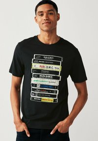 Next LICENSE REGULAR - Nyomott mintás póló - black run dmc