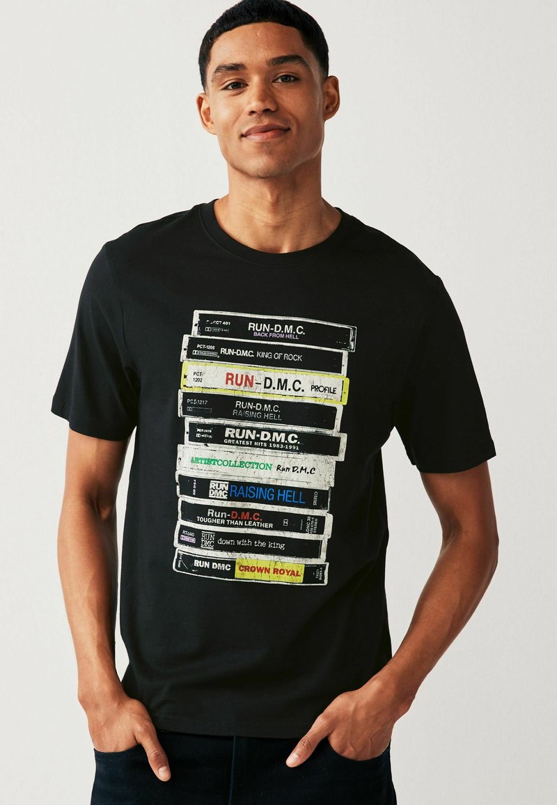 Next LICENSE REGULAR - Nyomott mintás póló - black run dmc