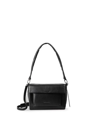 Borsa a tracolla in pelle nera con chiusura a patta, tasca esterna frontale e tracolla regolabile su sfondo bianco.