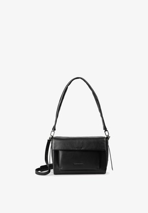 Borsa a tracolla in pelle nera con chiusura a patta, tasca esterna frontale e tracolla regolabile su sfondo bianco.