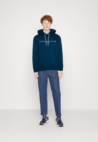 Tommy Hilfiger LOGO - Felpa con cappuccio - deep indigo