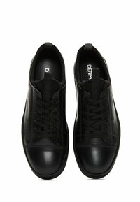 Sneakers neri con tomaia in pelle texturizzata, punta in pelle liscia, lacci rotondi e linguette elastiche sul tallone per una facile calzata.
