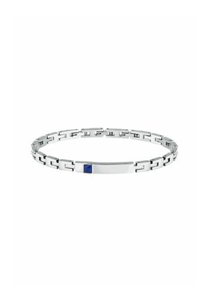 Bracciale in metallo argentato con un design a catena geometrica, caratterizzato da una barra rettangolare e un piccolo accento in pietra preziosa blu.