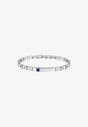 Bracciale in metallo argentato con un design a catena geometrica, caratterizzato da una barra rettangolare e un piccolo accento in pietra preziosa blu.