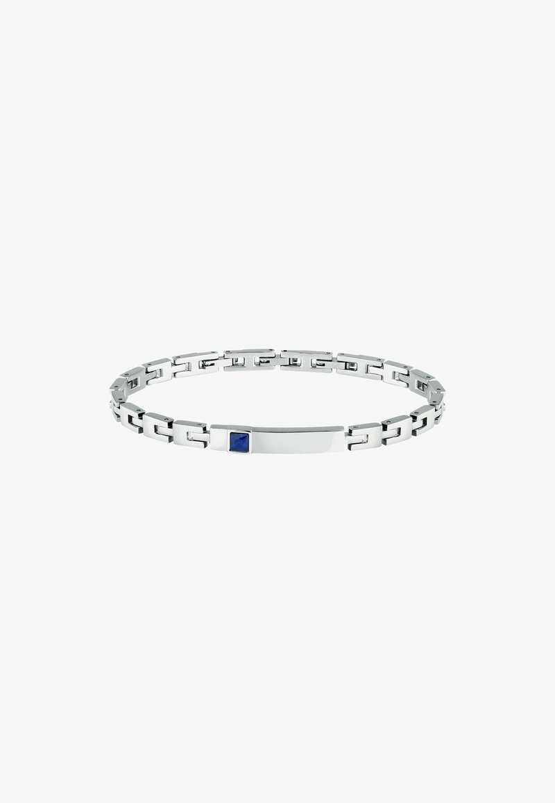 Bracciale in metallo argentato con un design a catena geometrica, caratterizzato da una barra rettangolare e un piccolo accento in pietra preziosa blu.