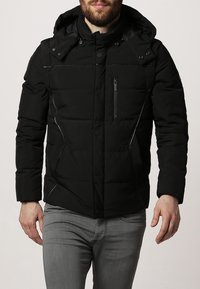 Czarna kurtka puchowa z kapturem, wyposażona w zapinaną na zamek kieszeń na piersi, guziki z przodu oraz boczne kieszenie z kontrastowymi przeszyciami.