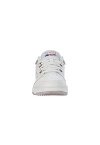 Sneakers bianchi con tomaia in pelle liscia, punta perforata, design leggero, suola in gomma grigia e chiusura con lacci dotata di accenti metallici.