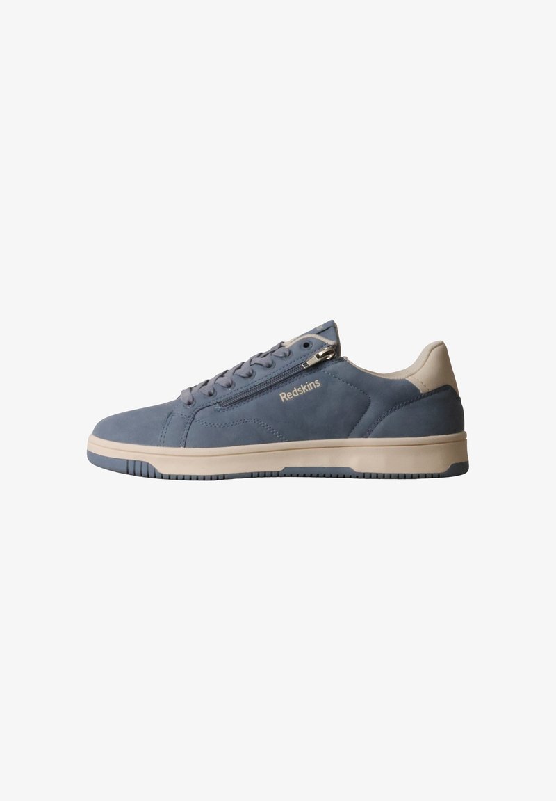 Baskets basses bleues avec semelle et talon beige, fermeture éclair latérale, lacets et marque « Redskins » sur le côté.