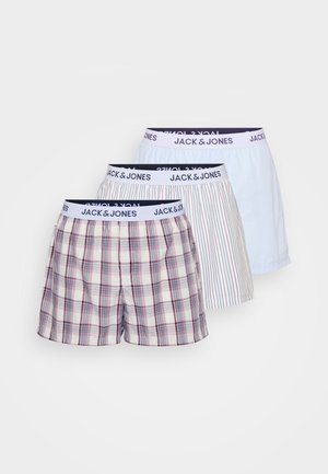 Drie paar boxershorts: één geruit in rood en marineblauw, één met dunne blauwe en witte strepen, en één effen lichtblauw. Allemaal met een 'JACK & JONES' tailleband.