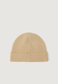 Kootud beež beanie, ribakujulise tekstuuriga, millel on kokku keeratav ääres ja ümar ülaõmblus mugavaks istuvuseks.