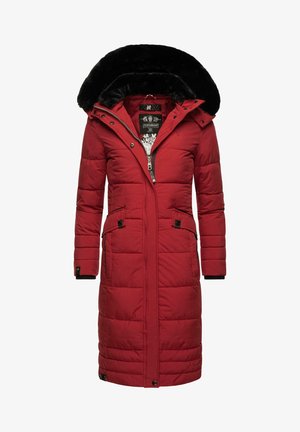 Cappotto imbottito rosso con cappuccio foderato in pelliccia sintetica, con zip frontale, due tasche applicate e polsini a coste. Pattern trapuntato testurizzato su tutta la superficie.