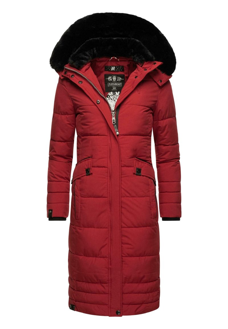 Röd puffjacka med faux fur-fodrad huva, dragkedja fram, två fickor med lappar och ribbade ärmar. Texturerad kviltad mönster genom hela jackan.