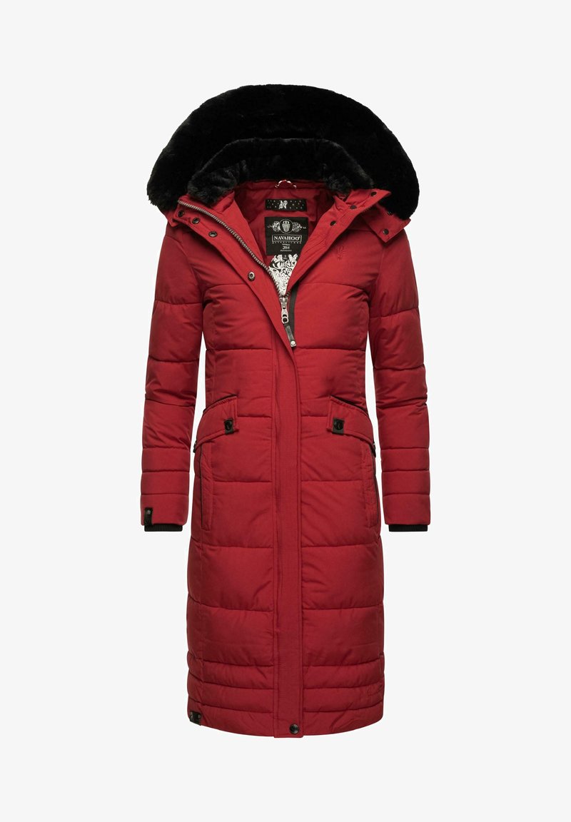 Cappotto imbottito rosso con cappuccio foderato in pelliccia sintetica, con zip frontale, due tasche applicate e polsini a coste. Pattern trapuntato testurizzato su tutta la superficie.