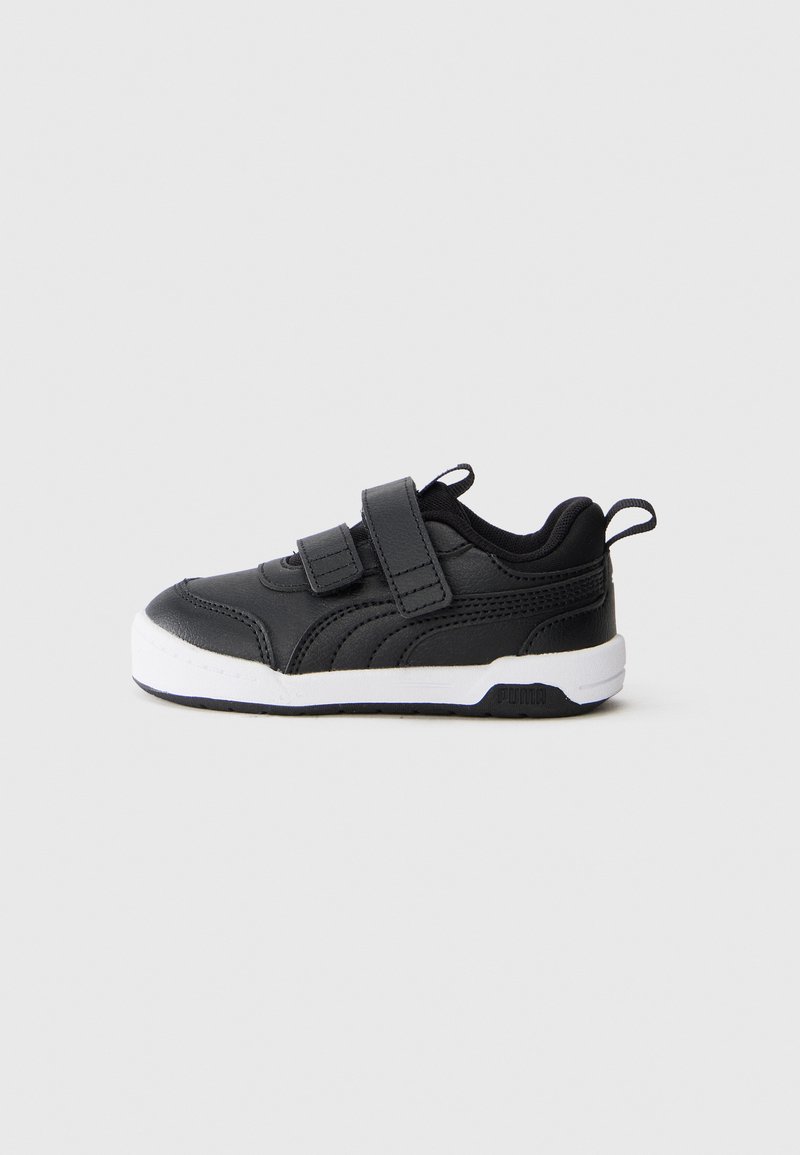 Baskets noires pour tout-petits avec semelle blanche, deux bandes Velcro et des languettes de tirage sur la languette et le talon.