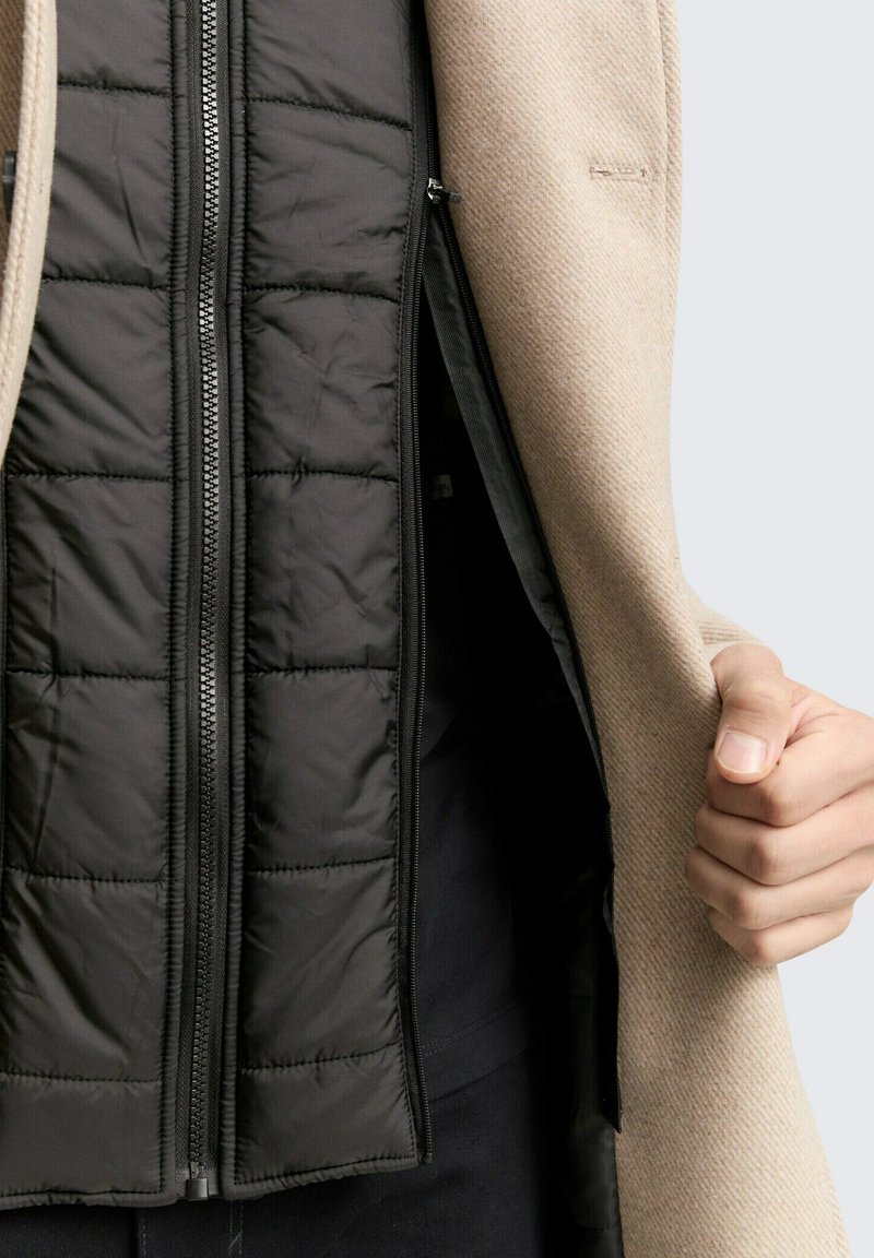 Cappotto Con Collo A Sciarpa: Il Capospalla Più Trendy Dellu2019inverno - Foto 2