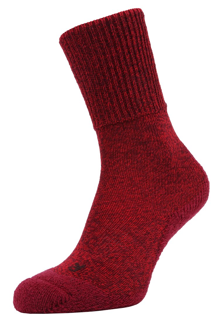Calcetín rojo texturizado con puño acanalado, puntera y talón reforzados, y una sutil variación en el color para los detalles del patrón.