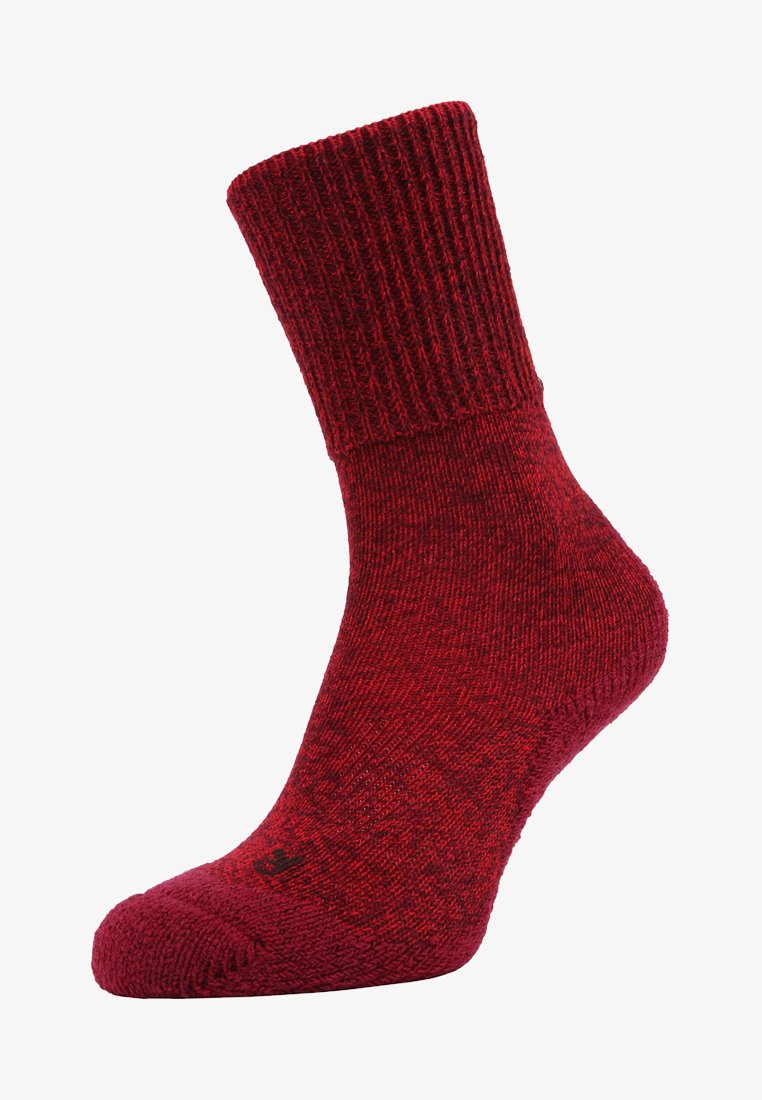 Calcetín rojo texturizado con puño acanalado, puntera y talón reforzados, y una sutil variación en el color para los detalles del patrón.