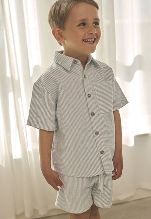 Lichtblauw-wit gestreept overhemd met korte mouwen, houten knopen en een zak, gecombineerd met bijpassende korte broek. Zachte stof, casual pasvorm.