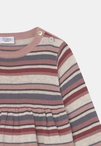 Pasiasta sukienka z miękkiej dzianiny, w odcieniach różu, szarości i kremu. Guziki na ramieniu oraz marszczona talia.