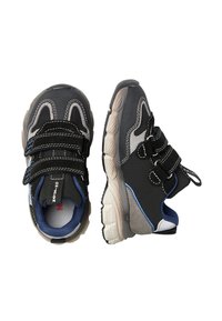 Scarpe da ginnastica per bambini in nero e grigio con dettagli blu, due cinturini in velcro, suole testurizzate e fodera interna blu imbottita.