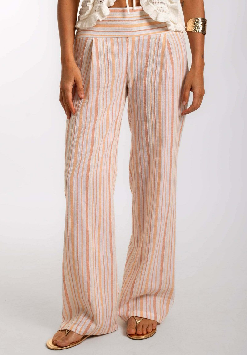 Pantalones amplios y ligeros de mezcla de lino; presentan rayas verticales en melocotón y blanco. Incluyen una cintura alta con pliegues.