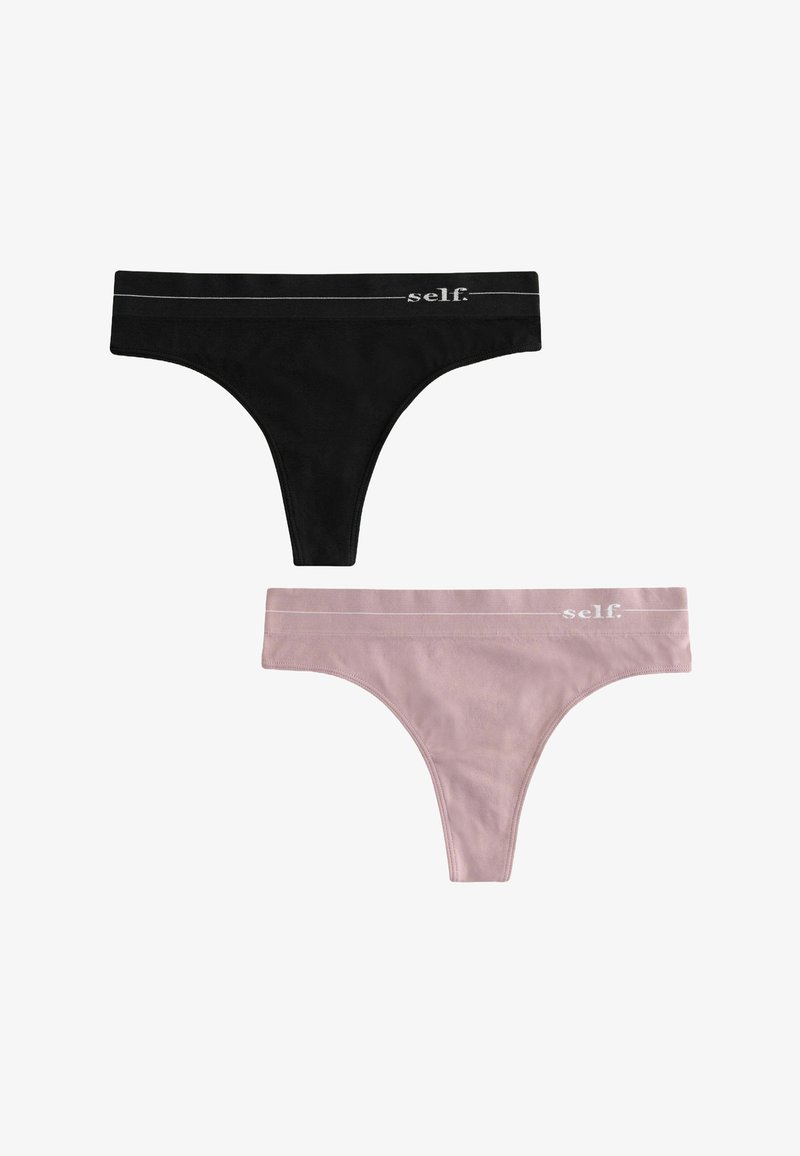 Zwei Paare String-Tangas: eines schwarz und eines blush-pink. Beide haben eine weiche Textur und einen dünnen elastischen Bund mit "self." in Weiß bedruckt.