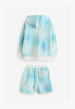 Hoodie ja lühikesed püksid komplekt gradiente kergsinises kangas, millel on pehme tekstuur, valge äär ja tagatasku lühikestel pükstel.