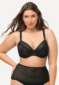 Zwart bh en set met hoge taille briefs, met een diamanten patroon in de mesh, verstelbare bandjes en zachte randen voor comfort.