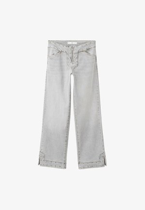 Jasnoszare jeansy szerokie na nogawki z przednim zamkiem błyskawicznym i ozdobami w postaci ćwieków na pasie i mankietach. Posiadają dwie przednie kieszenie.