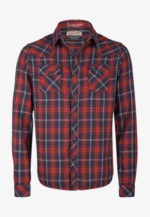 Rood en marineblauw geruit overhemd met lange mouwen, twee borstzakken, een knoopsluiting met kraag en witte contrasterende stiksels op een gestructureerde stof.