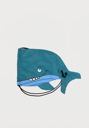 Sac à dos pour enfants bleu en forme de baleine souriante avec des nageoires, une queue, et des bretelles noires à cordon, sur fond blanc.