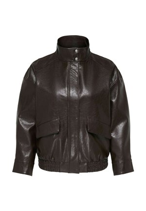 Donkerbruine leren jas met opstaande kraag, drukknoopsluiting aan de voorkant, klepzakken en elastische zoom, getoond op een witte achtergrond.