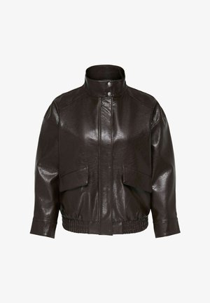 Jachetă de piele maro închis cu guler ridicat, nasturi capse în față, buzunare cu clapetă și tiv elastic, afișată pe fundal alb.