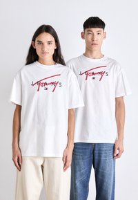Tommy Jeans SIGNATURE TWIST TEE UNISEX - Tričko s potlačou - white