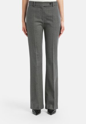 Pantalon gris ajusté en tissu texturé, avec une coupe droite, deux plis à l'avant et une fermeture à un bouton.