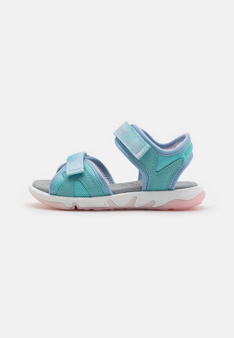 Lys blå og teal sandaler med mesh og syntetisk materiale, justerbare Velcro-stropper og en hvid og pink polstret sål.